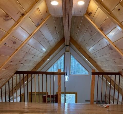 loft-space-in-cottage-with-vaulted-ceilings