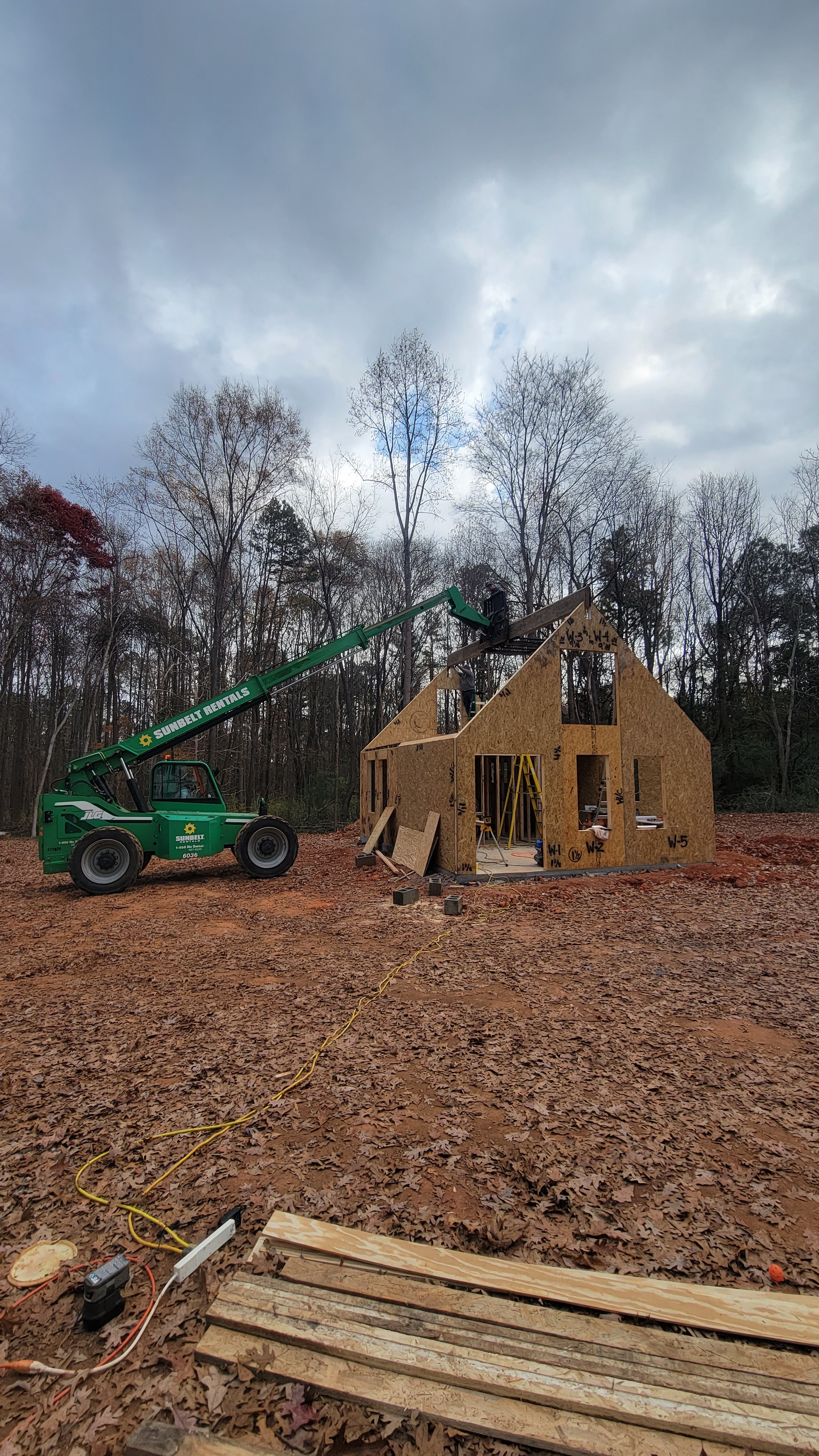 MSH Customer Build Cottage in the woods ridge beam install