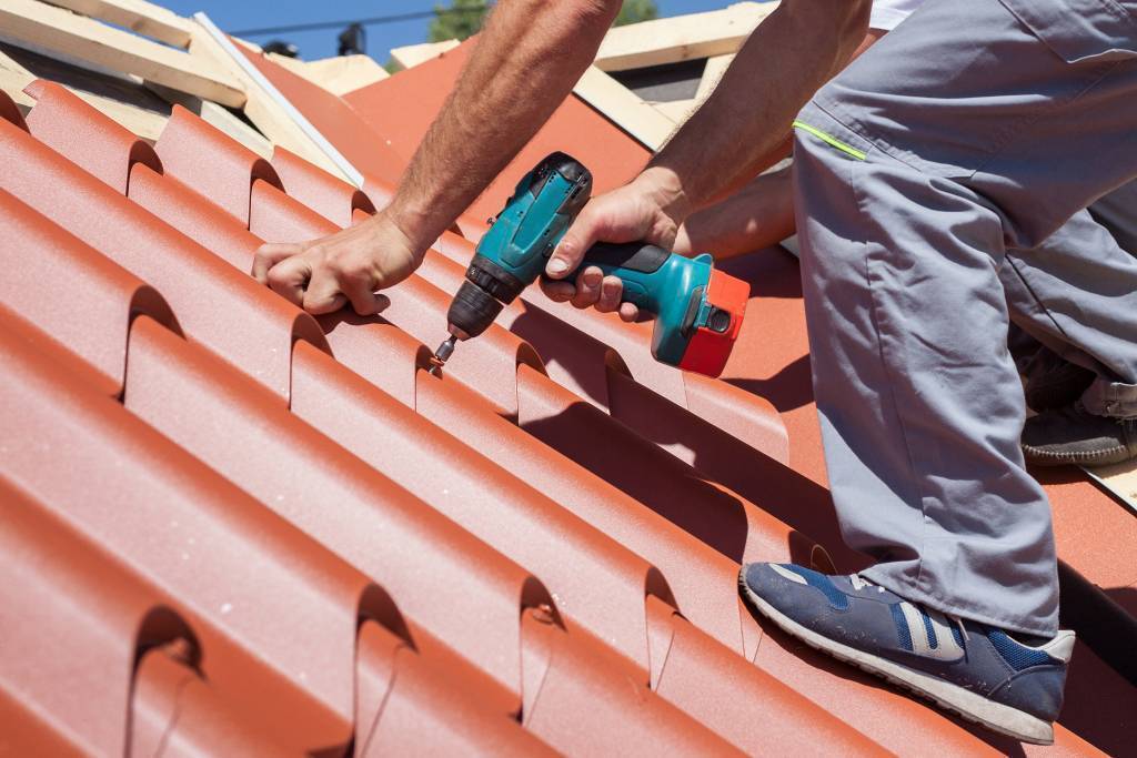 Builder working with roofing