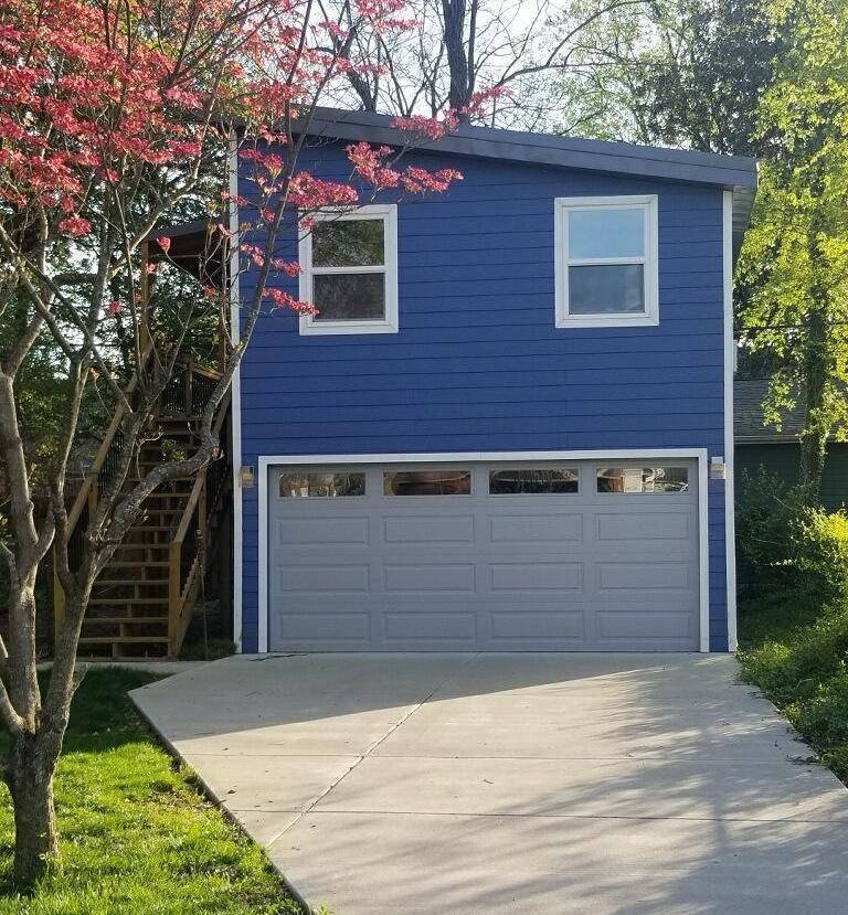 Photo of a blue Carriage House