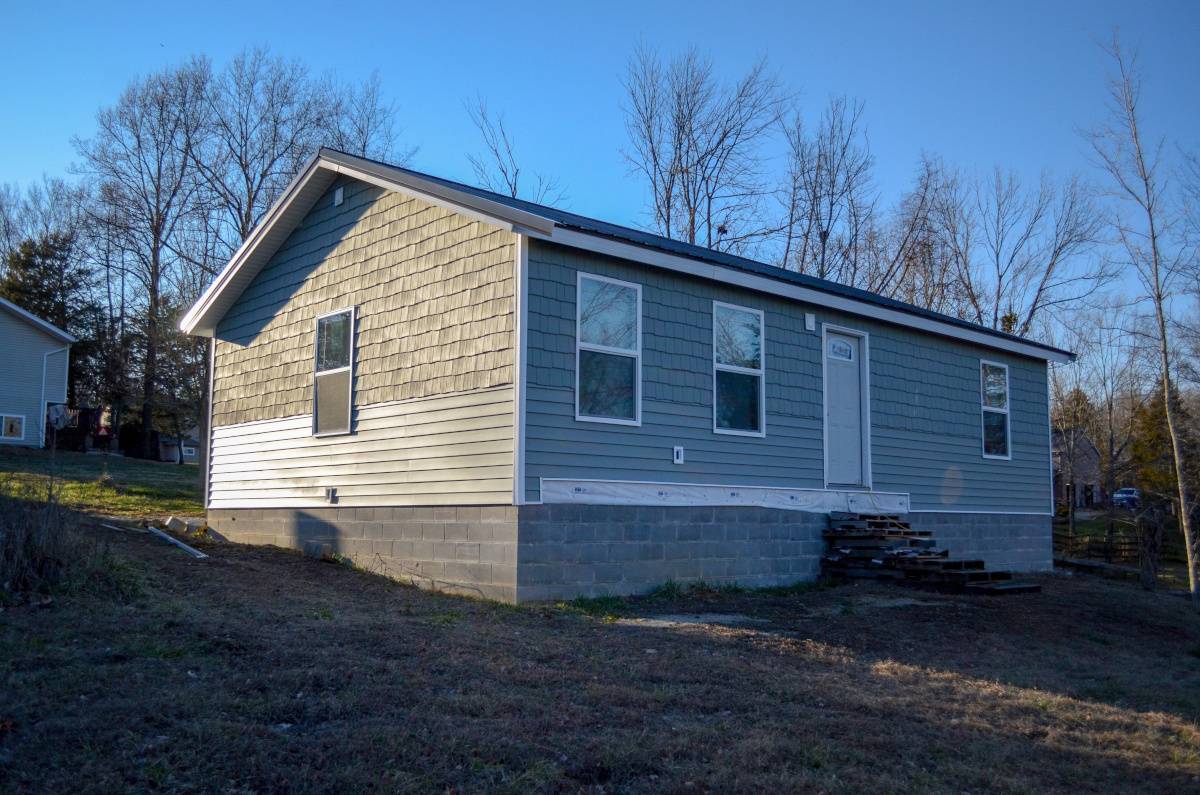 Photo of the front view of a Mighty Small Homes Ranch kit